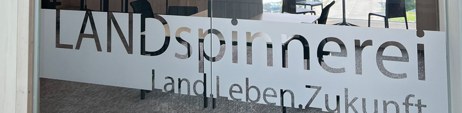 Landspinnerei Schriftzug auf Glastür